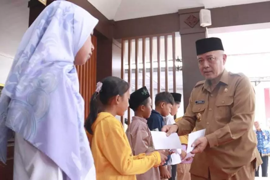 Bupati Malang Keliling Serahkan Bantuan Yatim&#45;Piatu, Tiap Anak Terima Tunai Rp1 Juta