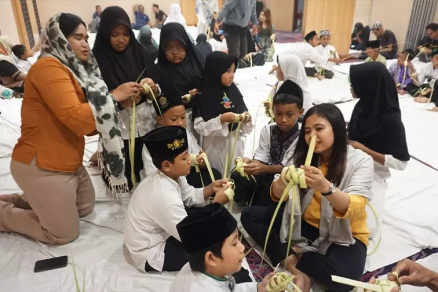 Forwas Bersama Favehotel Sidoarjo Kenalkan Tradisi Ketupat kepada Anak Yatim