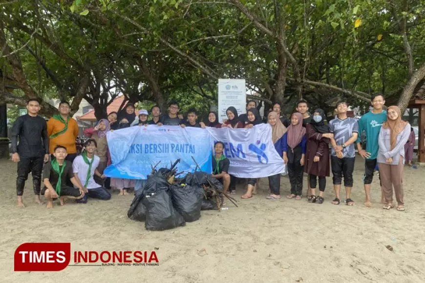 Aksi Bersih Pantai Mahasiswa UISI di Pantai Delegan Gresik