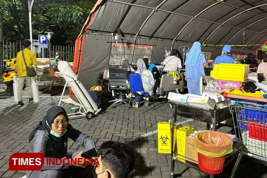 Gedung Retak Akibat Gempa, Pasien RS Unair Bermalam di Tenda Darurat