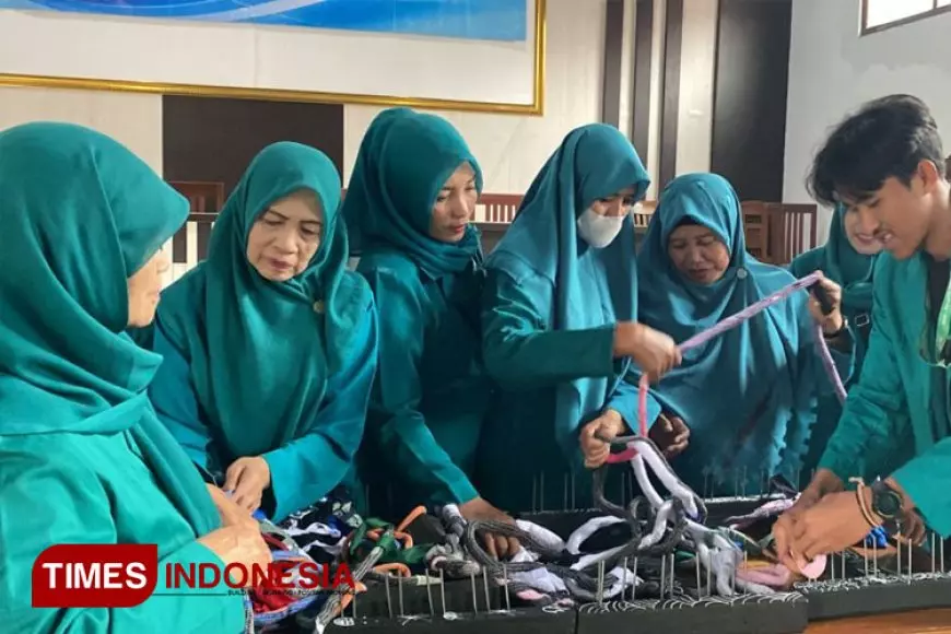 Peserta KSM&#45;T 22 UNISMA Mengadakan Sosialisasi Pembuatan Keset bersama ibu&#45;ibu PKK di Desa Jabung Kab Malang