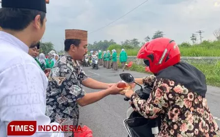 PAC GP Ansor Peterongan Jombang Bagikan Ratusan Takjil Gratis ke Pengendara 