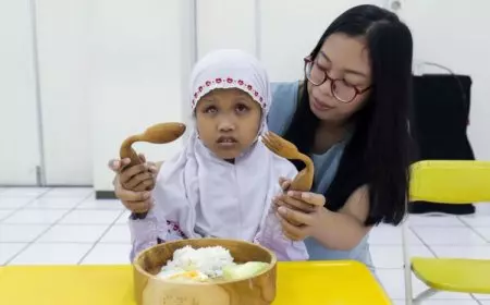 Mahasiswa Ubaya Ciptakan Set Alat Makan untuk Anak Tuna Netra