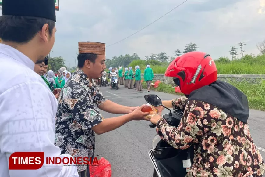 PAC GP Ansor Peterongan Jombang Bagikan Ratusan Takjil Gratis ke Pengendara 