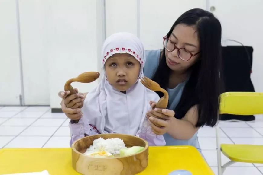 Mahasiswa Ubaya Ciptakan Set Alat Makan untuk Anak Tuna Netra