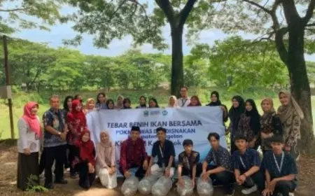Mahasiswa KKN-T PM Kelompok 38 Unipma Madiun Tebar Benih Ikan di Embung Klumpit
