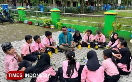 Mahasiswa KSM-T Unisma Malang Kenakan TOGA pada Siswa SD