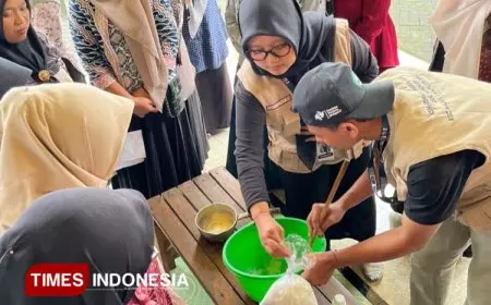 KSM-T Unisma Sosialisasi Pembuatan Sabun Cuci Piring untuk Melatih Keterampilan Ibu Rumah Tangga