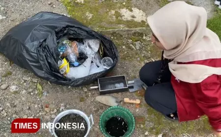 Sulap Sampah Jadi Paving: Inovasi Mahasiswa KKN Unmuh Jember di Desa Temuguruh