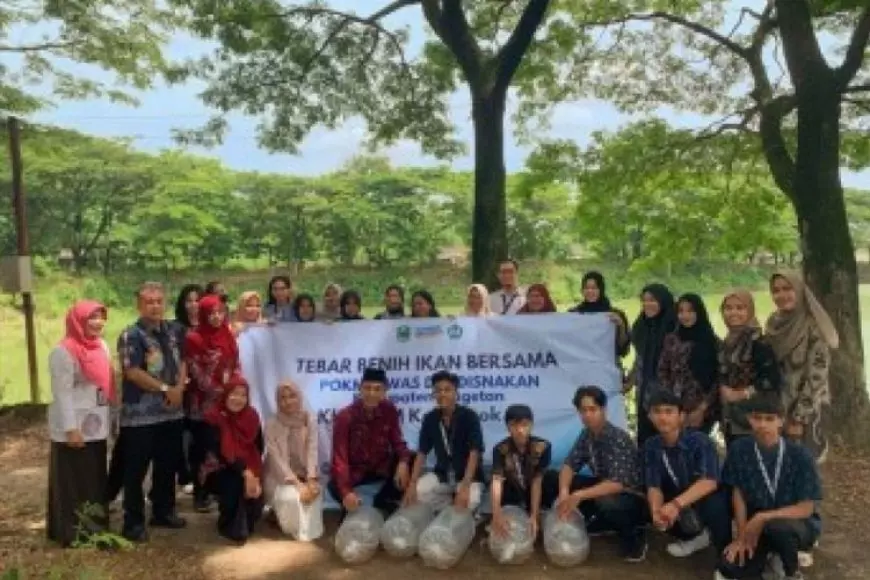 Mahasiswa KKN&#45;T PM Kelompok 38 Unipma Madiun Tebar Benih Ikan di Embung Klumpit