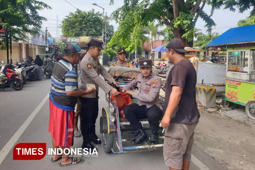 Bangga Anggota Juara Taekwondo, Kapolsek Sidayu Gresik Bagikan Nasi Bungkus