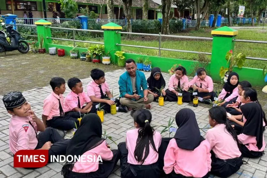 Mahasiswa KSM&#45;T Unisma Malang Kenakan TOGA pada Siswa SD