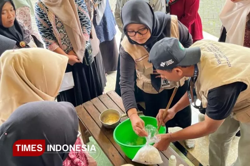 KSM&#45;T Unisma Sosialisasi Pembuatan Sabun Cuci Piring untuk Melatih Keterampilan Ibu Rumah Tangga