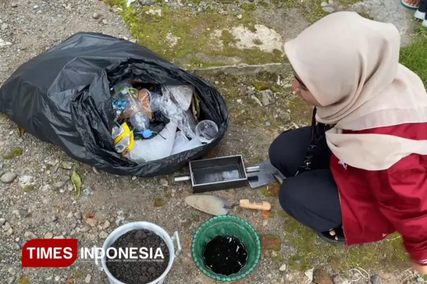 Sulap Sampah Jadi Paving: Inovasi Mahasiswa KKN Unmuh Jember di Desa Temuguruh