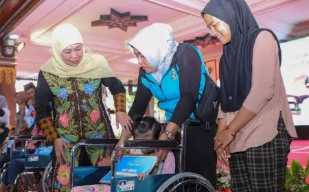 Bagikam Bansos di Mojokerto, Gubernur Khofifah Ajak Masyarakat Perbanyak Berbagi di Bulan Ramadan