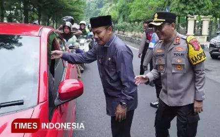 Tebar Baksos dan Bagi-bagi Takjil, Kapolres Banjar Ajak Wakil Wali Kota Turun ke Jalan