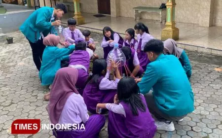 Mahasiswa KSM-T Unisma Ajak Siswa SDN 2 Ngroto Olah Botol Bekas Jadi Kerajinan Bernilai Guna