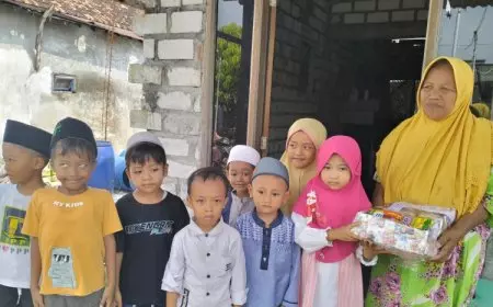 Belajar Kepedulian Sejak Dini, Siswa TK di Gresik Berbagi Bingkisan Lebaran