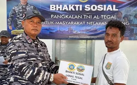 Pangkalan TNI AL Tegal Bagikan Ratusan Sembako dan Makanan kepada Nelayan Sigandu
