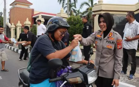 Polres Bantul Bersama FPB Bagikan Takjil di Bulan Ramadan