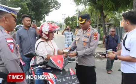 Bagi-bagi Takjil Ramadan 2025 dan Bukber dan Insan Pers , Ini Harapan Kapolres Sumba Timur