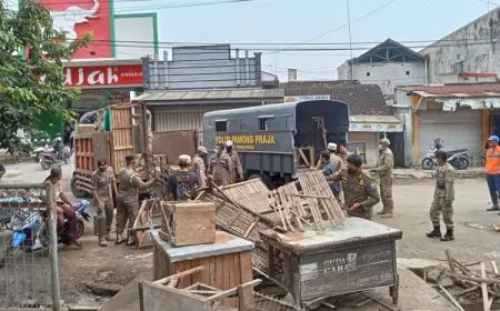 Tim Gabungan Lakukan Penertiban Pedagang Pasar Semampir