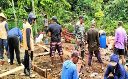 Babinsa Kedung Banteng Gotong Royong Bangun Rumah Warga Kurang Mampu