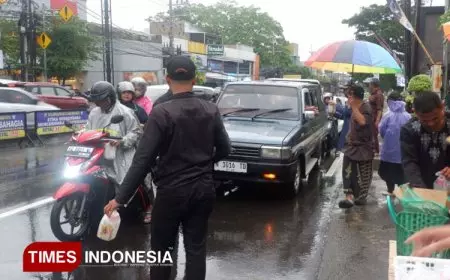 Berbagi Takjil Satuan MENWA UWG Malang Wujudkan Konsep Kerakyatan dengan Berbagi Takjil