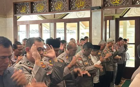 Polresta Banyuwangi Gelar Sholat Gaib untuk Tiga Polisi Gugur di Lampung