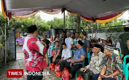 PDI Perjuangan Bagikan Paket Sembako untuk Warga Kurang Mampu di Gresik