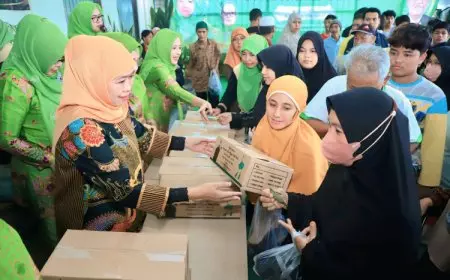 Gubernur Jatim Khofifah dan PP Muslimat Distribusikan 1.000 Paket Lebaran dari Keluarga Jusuf Kalla