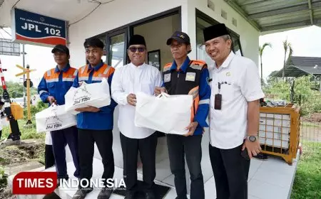 Pemkab Banyuwangi Bagikan Sembako untuk Petugas Penjaga Perlintasan Kereta
