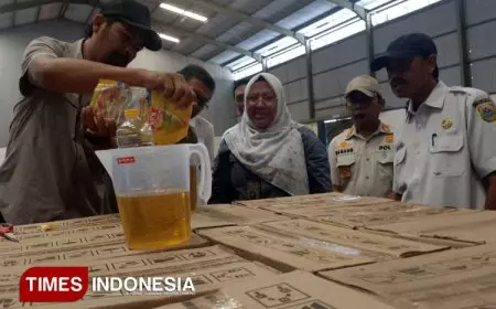 Jelang Lebaran Satgas Pangan Bondowoso Uji Takaran Minyak Kita di Gudang Bulog