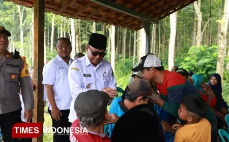 Wabup Banyuwangi Bagikan Sembako kepada Mitra Perhutani