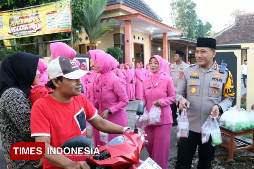 Bagi&#45;bagi Takjil Gratis Polresta Banyuwangi Ludes Diserbu Masyarakat Songgon