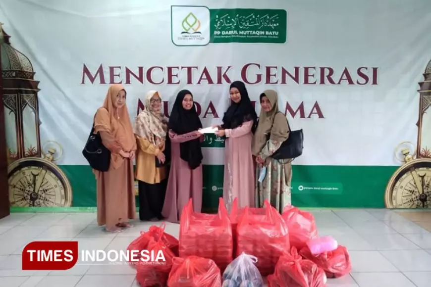 Berkah Ramadan, IW UWG Malang dan Majelis Taklim Sahabat Surga Serahkan Dana Wakaf dan Ifthor