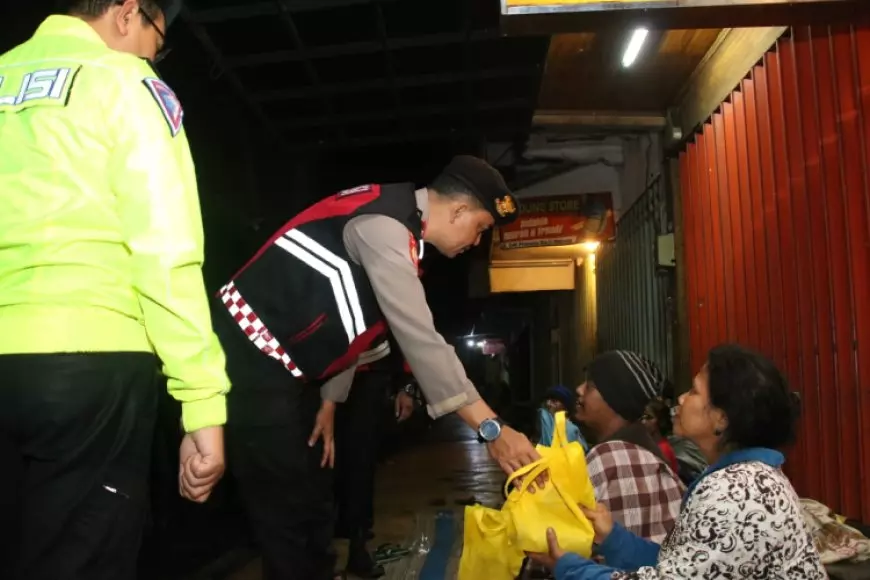 Polresta Malang Kota Berbagi Makan Sahur