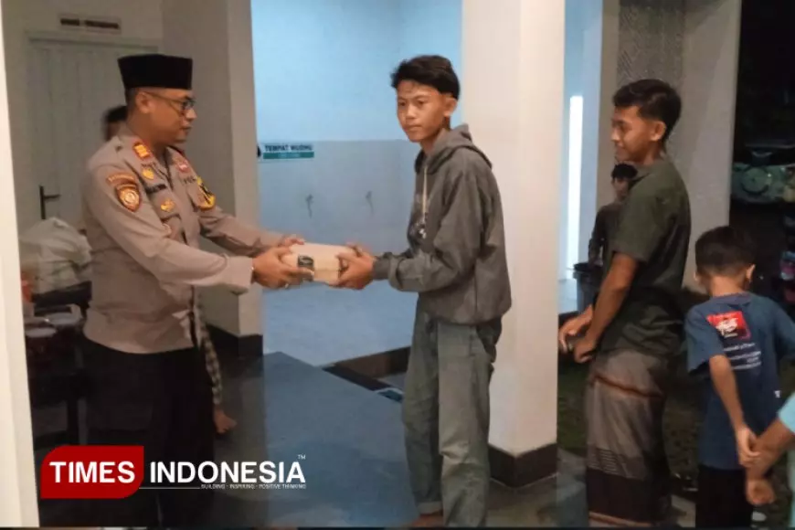 Bagikan Takjil dan Tarawih Bareng, Cara Polres Pacitan Raih Ketakwaan selama Ramadan