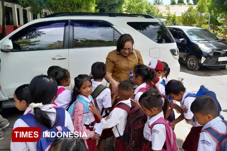 Kunjungi SD Umamapu, Ketua dan Wakil TP PKK Sumba Timur Tinjau Langsung Pembagian MBG