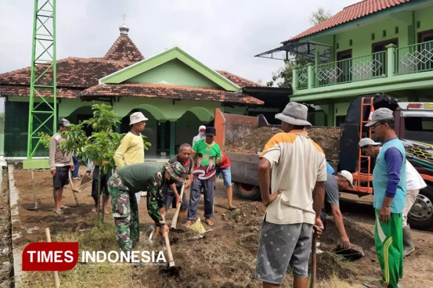 Babinsa Gotong Royong Mengurai Debu Demi Nyamannya Ibadah