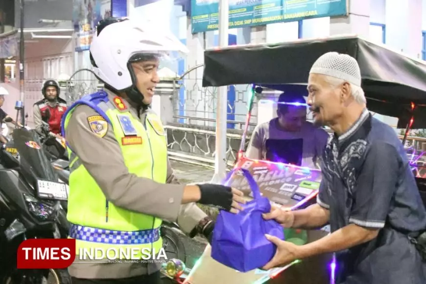 Polres Banjarnegara Berbagi Makanan Sahur Gratis