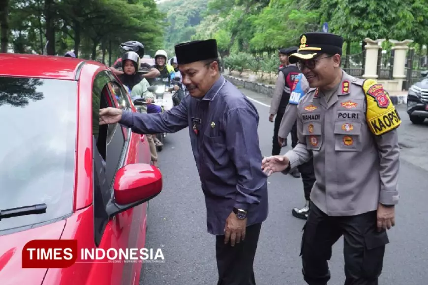 Tebar Baksos dan Bagi&#45;bagi Takjil, Kapolres Banjar Ajak Wakil Wali Kota Turun ke Jalan