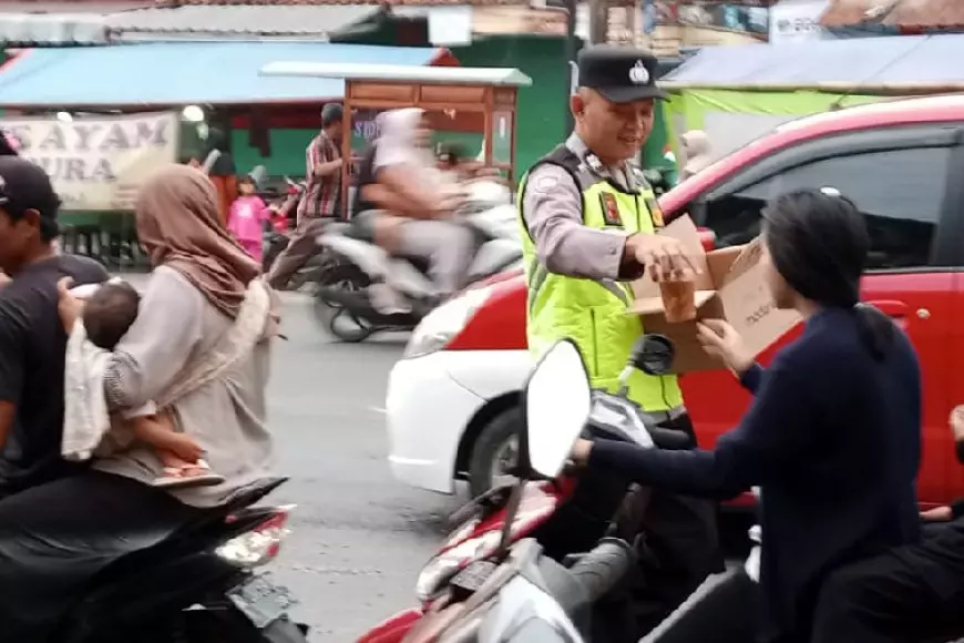 Polsek Purwanegara Banjarnegara Gencar Bagi Takjil Ramadan