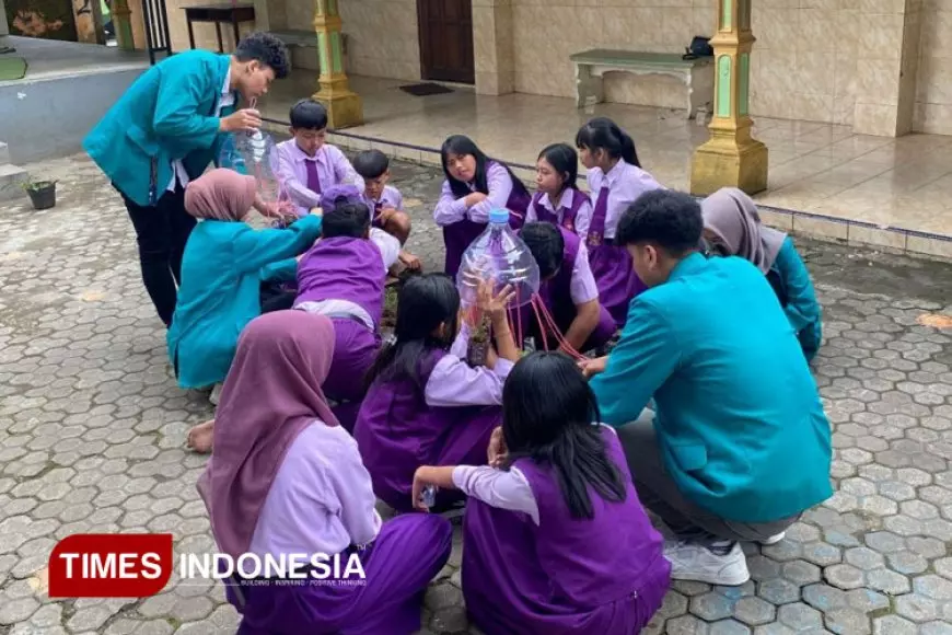 Mahasiswa KSM&#45;T Unisma Ajak Siswa SDN 2 Ngroto Olah Botol Bekas Jadi Kerajinan Bernilai Guna