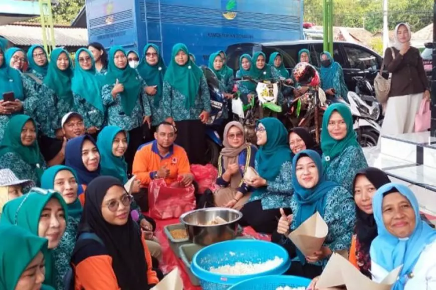 Kunjungi Dapur Umum, Ning Marisa dan Ning Hani Serahkan Bantuan dan Tinjau Dampak Banjir Krejengan