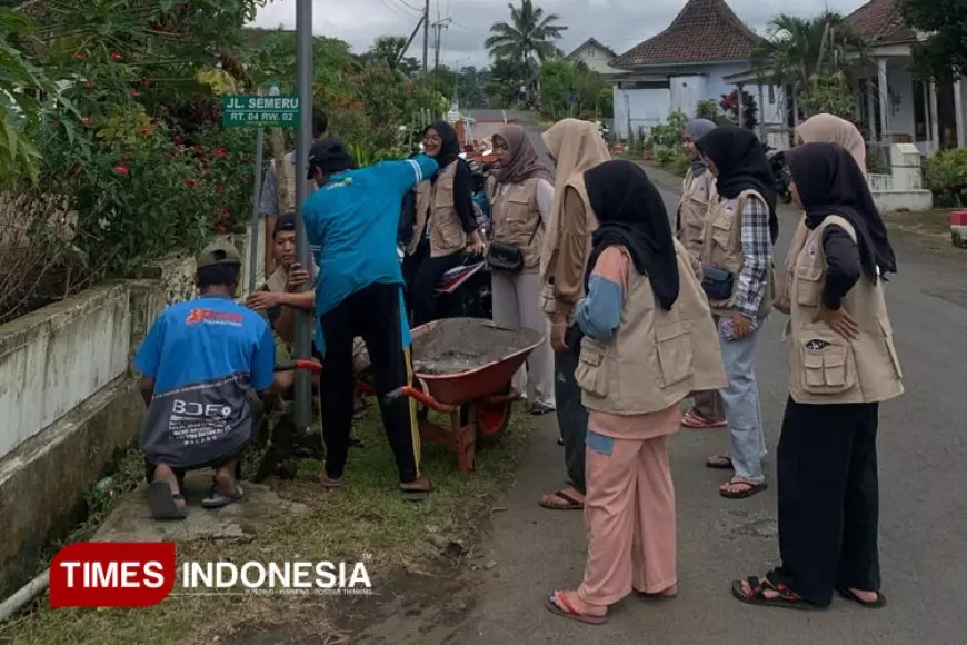 Mahasiswa KSM&#45;T Unisma Malang Wujudkan Batas Wilayah Jelas dengan Pemasangan Papan Nama Jalan