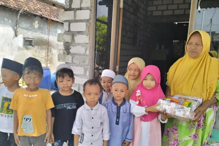 Belajar Kepedulian Sejak Dini, Siswa TK di Gresik Berbagi Bingkisan Lebaran