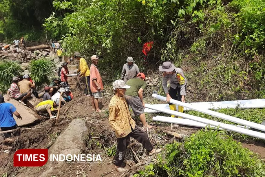 Warga Binakal Bondowoso Gotong Royong Perbaiki Pipa Air Bersih Usai Diterjang Banjir