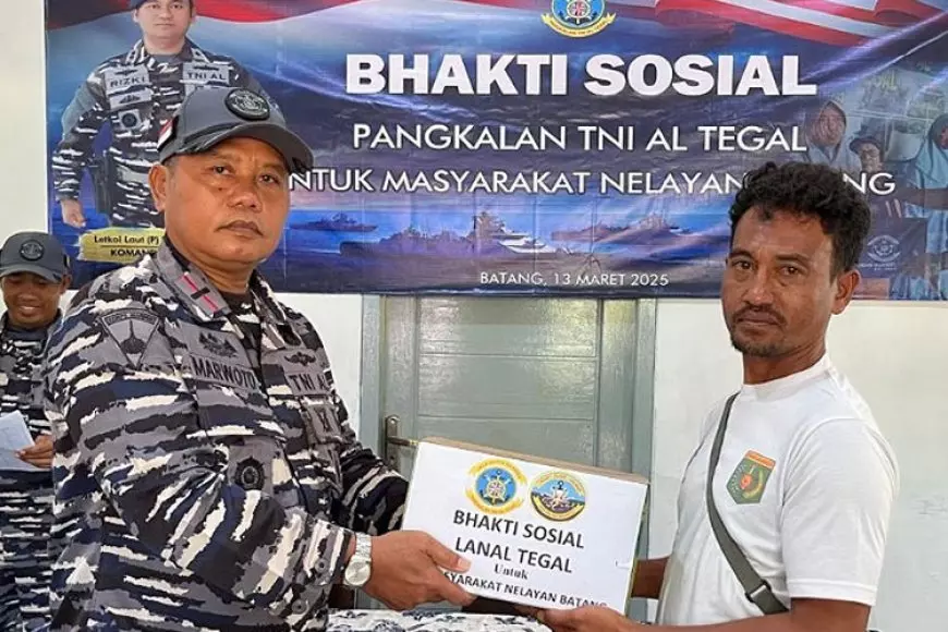 Pangkalan TNI AL Tegal Bagikan Ratusan Sembako dan Makanan kepada Nelayan Sigandu