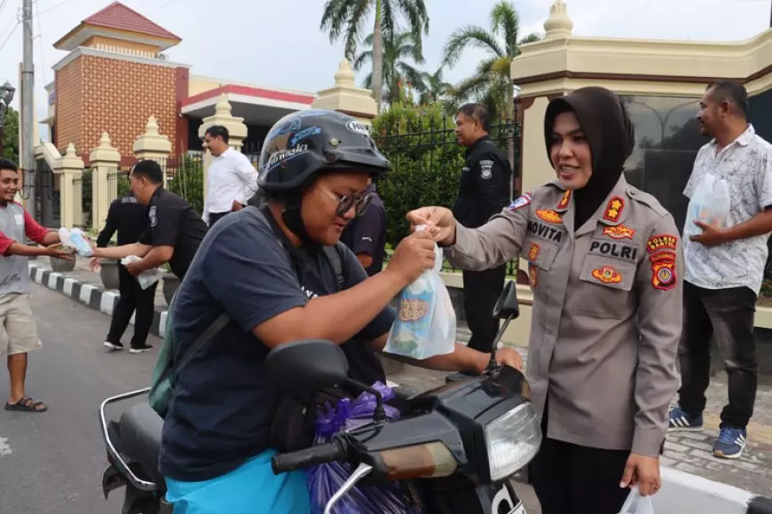 Polres Bantul Bersama FPB Bagikan Takjil di Bulan Ramadan